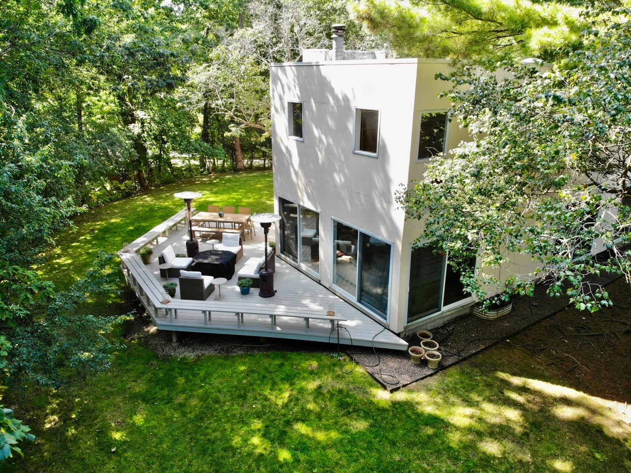 625 Sheridan Road Highland Park, IL 60035 - Photo 5 of 26 a view of a house with backyard sitting area and garden