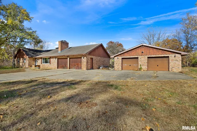 $249,900 | 228 East Far Hills Drive, East Peoria, IL 61611