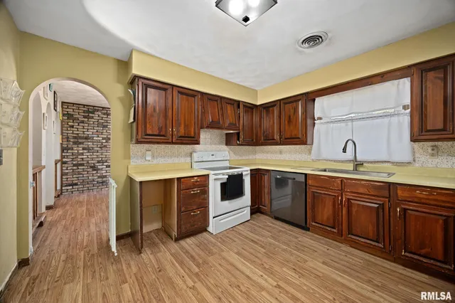 $249,900 | 228 East Far Hills Drive, East Peoria, IL 61611