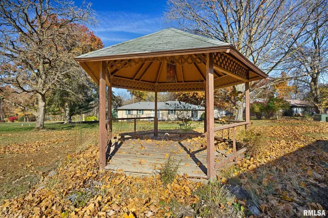 $249,900 | 228 East Far Hills Drive, East Peoria, IL 61611