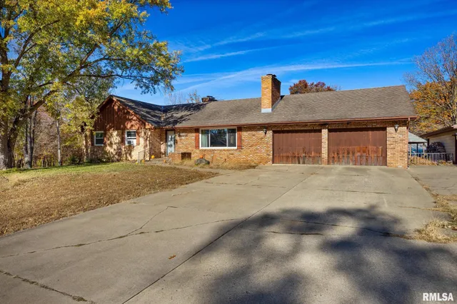 $249,900 | 228 East Far Hills Drive, East Peoria, IL 61611