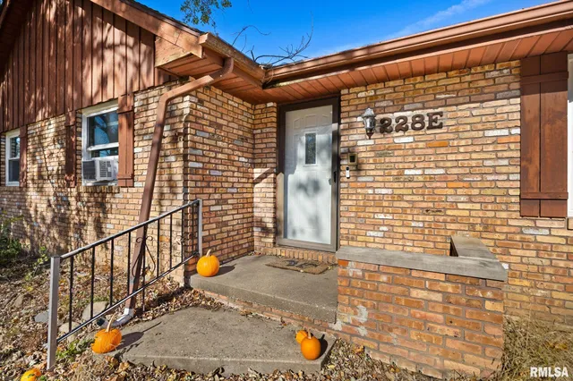 $249,900 | 228 East Far Hills Drive, East Peoria, IL 61611