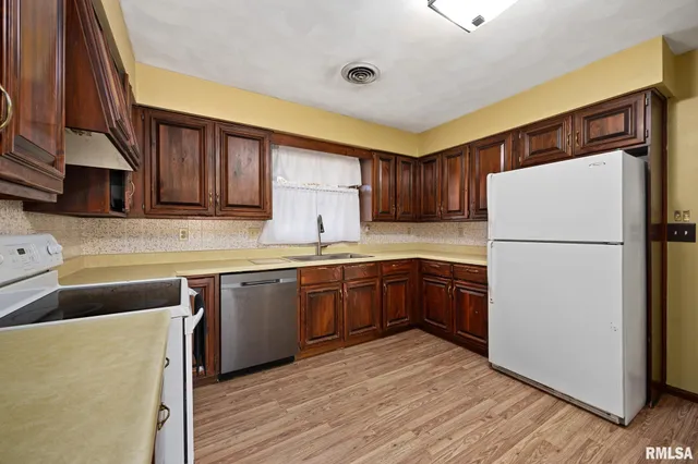 $249,900 | 228 East Far Hills Drive, East Peoria, IL 61611