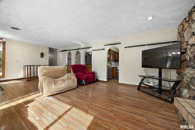 $249,900 | 228 East Far Hills Drive, East Peoria, IL 61611