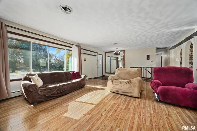 $249,900 | 228 East Far Hills Drive, East Peoria, IL 61611