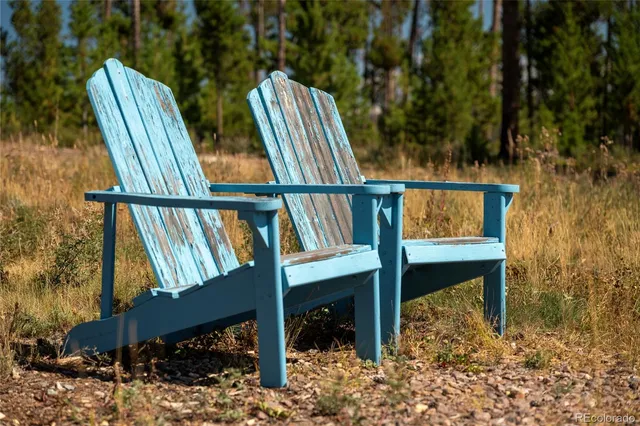 a view of a fountain in front of a building