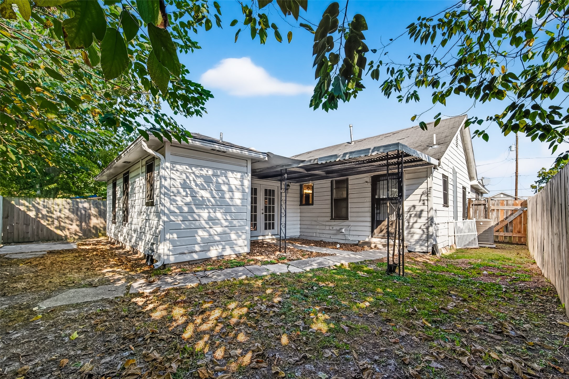 4034 Caplin Street Houston, TX 77026 - Photo 33 of 37 a view of outdoor space yard and porch
