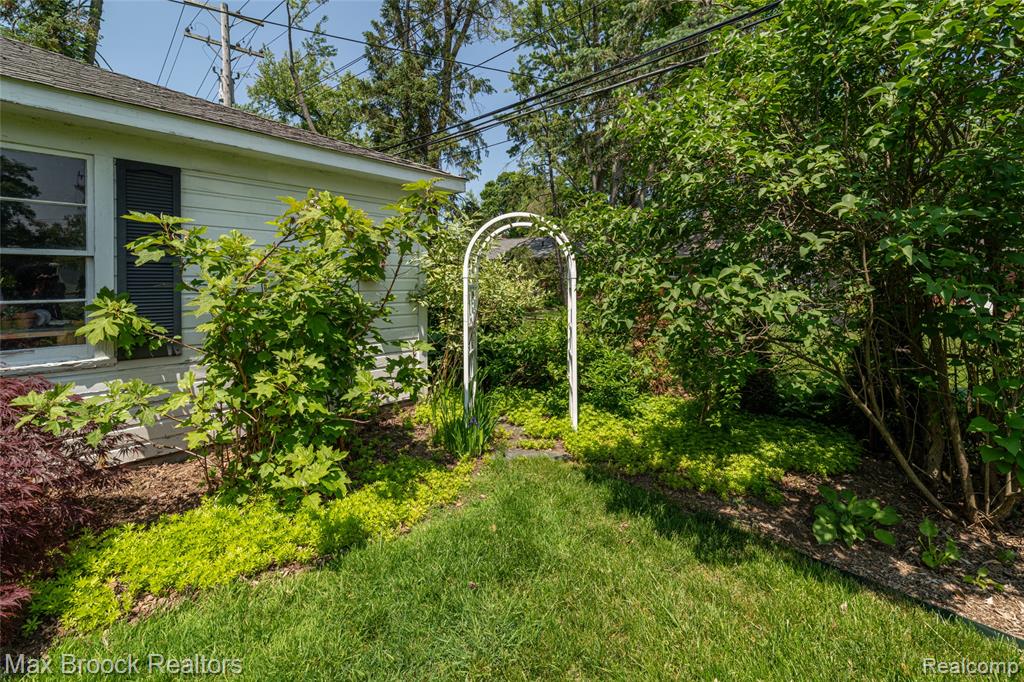 16926 Beverly Road Beverly Hills, MI 48025 - Photo 22 of 25