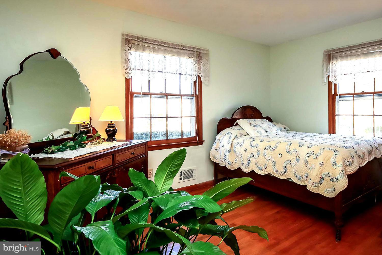 112 Brent Road Arnold, MD 21012 - Photo 25 of 30 2nd Bedroom / Tasteful Decorator Paint Palette
