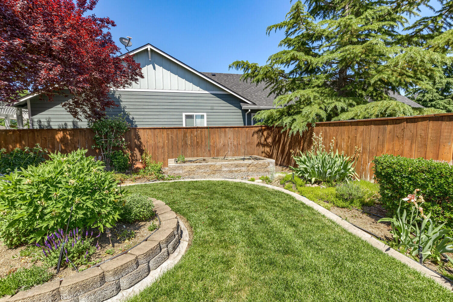 1045 Coral Ridge Eagle Point, OR 97524 - Photo 6 of 48