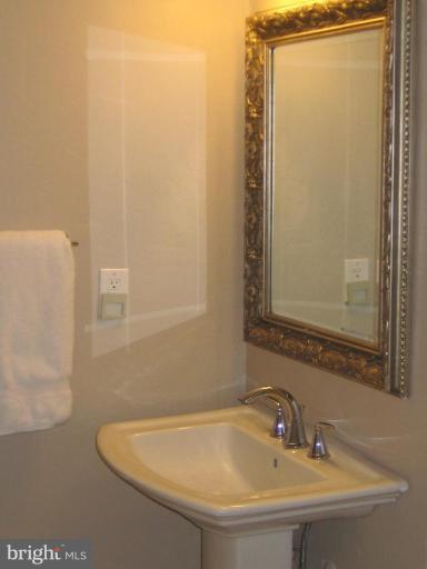 2403 Glade Bank Way Reston, VA 20191 - Photo 13 of 28 Bath #3