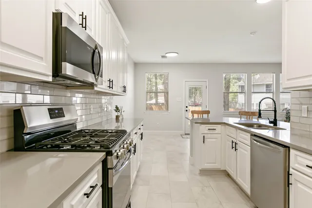 $2,300 | 10 Scenic Brook Court, The Woodlands, TX 77382