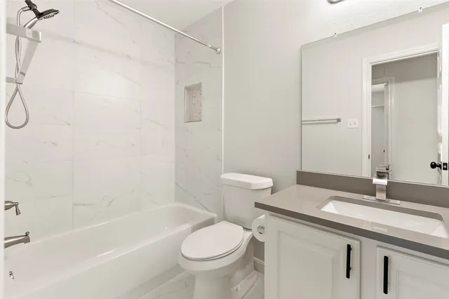 $2,300 | 10 Scenic Brook Court, The Woodlands, TX 77382