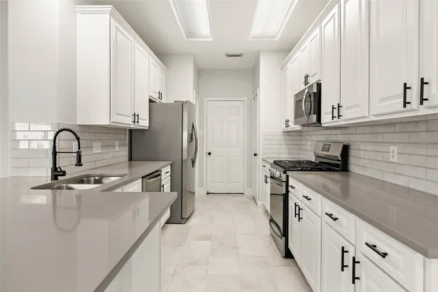 $2,300 | 10 Scenic Brook Court, The Woodlands, TX 77382