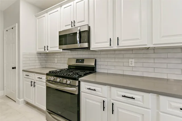 $2,300 | 10 Scenic Brook Court, The Woodlands, TX 77382