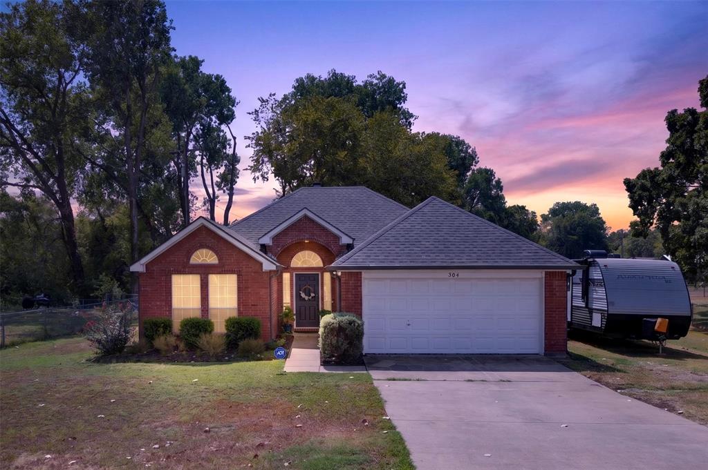 304 Daisy Road Midlothian, TX 76065 - Photo 1 of 27 Gallery Image 1