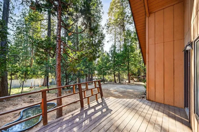 a view of a backyard