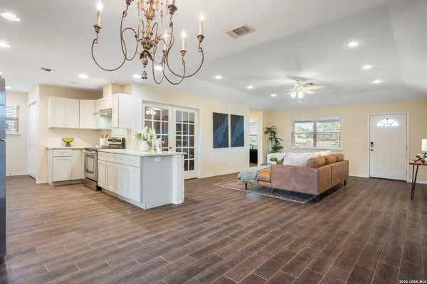 $289,000 | 533 Indian Crossing, Jourdanton, TX 78026