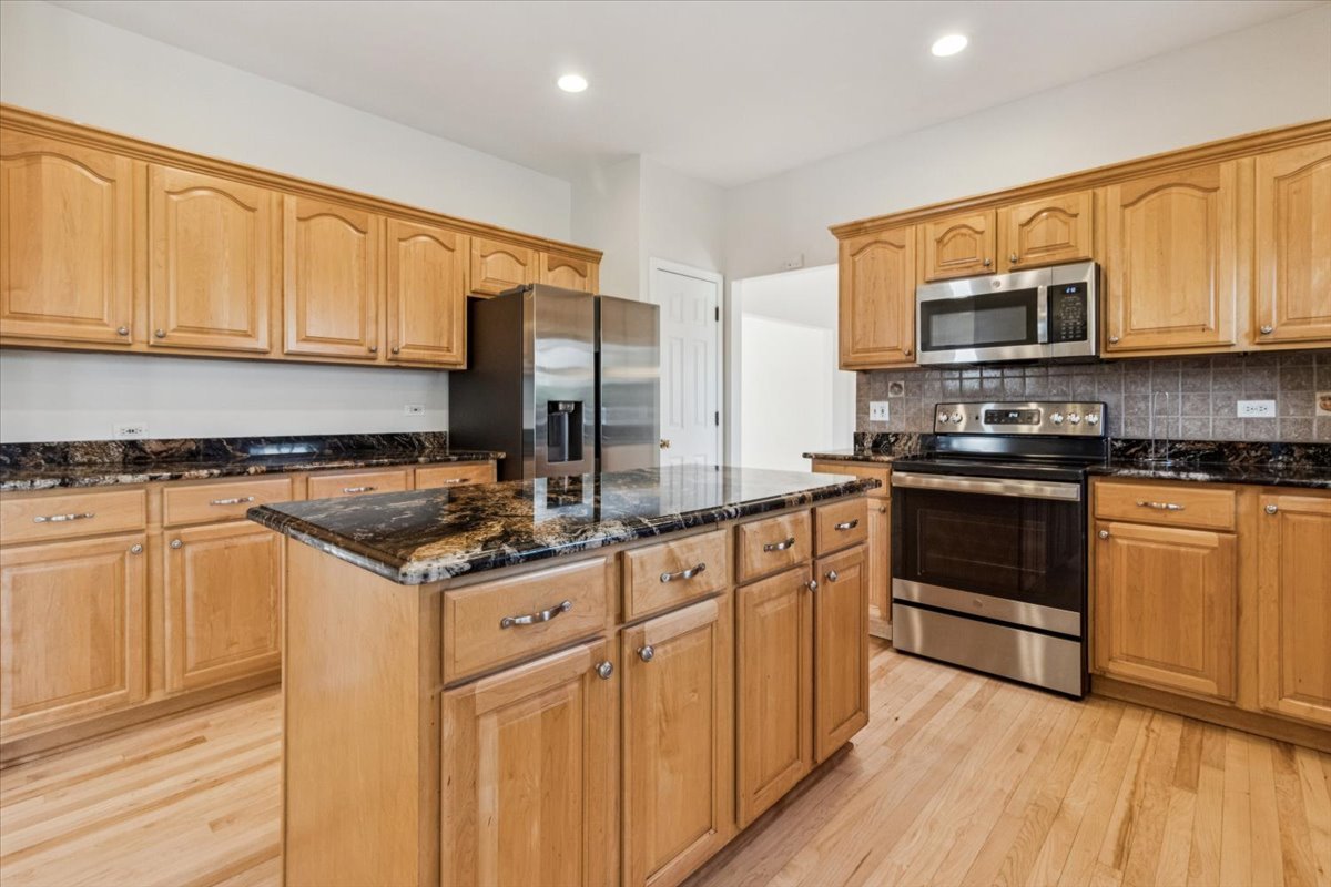 3437 Charlemaine Drive Aurora, IL 60504 - Photo 9 of 32