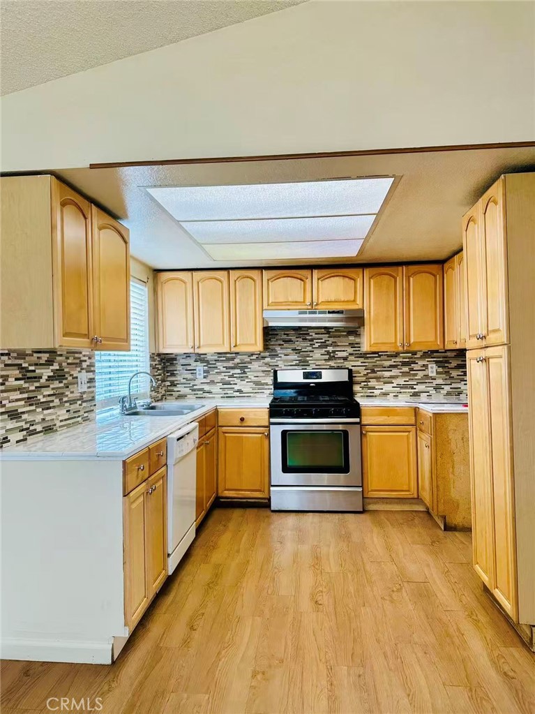 1459 West Wabash Street Rialto, CA 92376 - Photo 5 of 17 kitchen