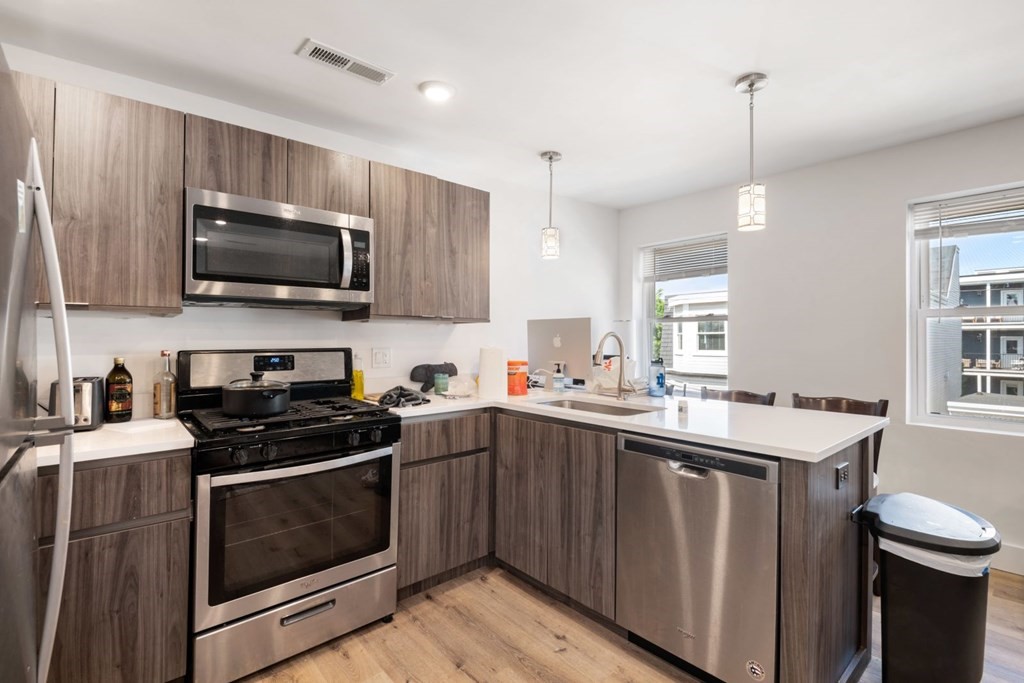 211 West 9th Street Boston, MA 02127 - Photo 16 of 38