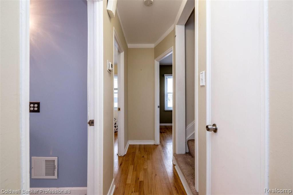 1089 Cambridge Road Berkley, MI 48072 - Photo 12 of 34