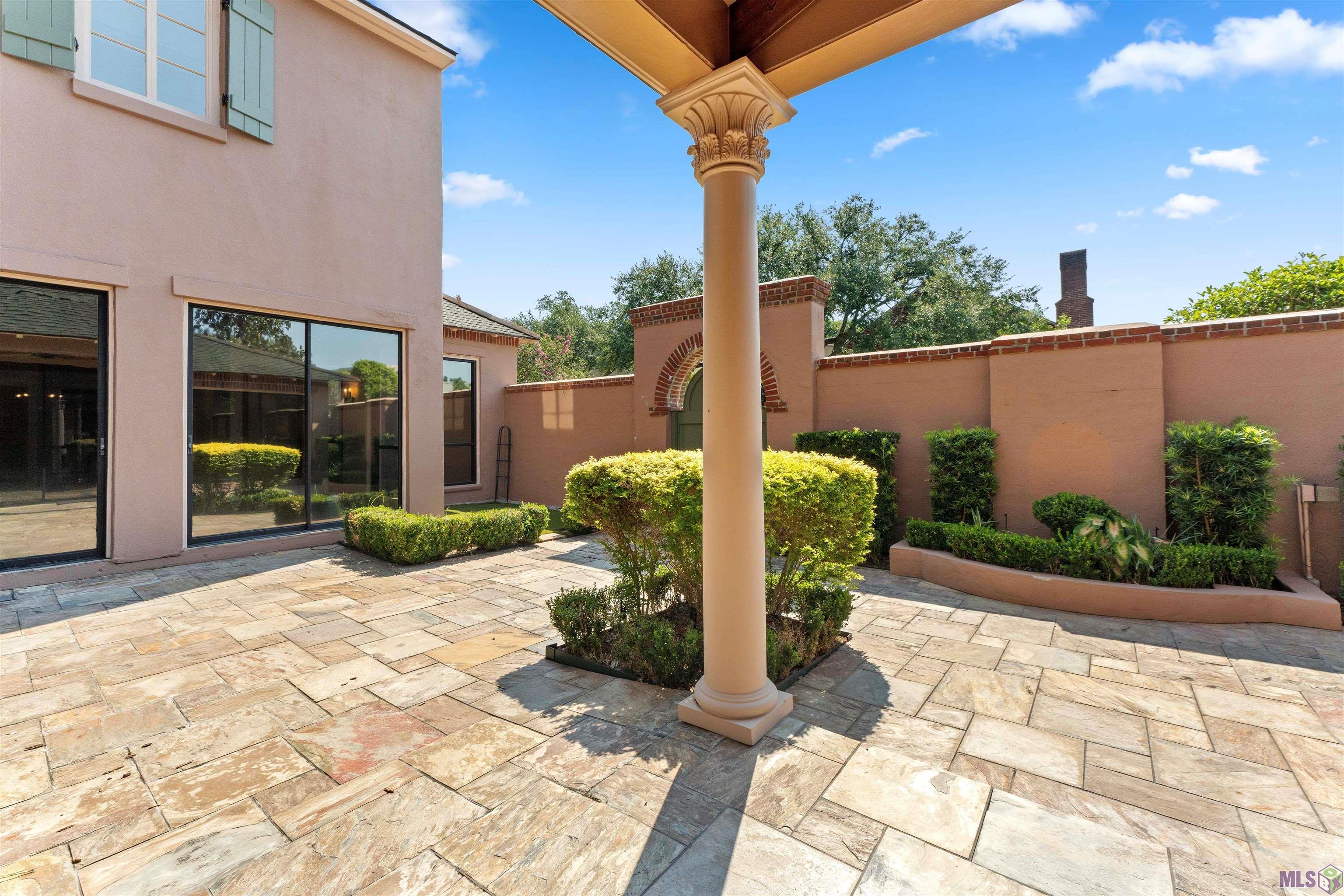 67 Jamestowne Court Baton Rouge, LA 70809 - Photo 16 of 34 Courtyard from Kitchen