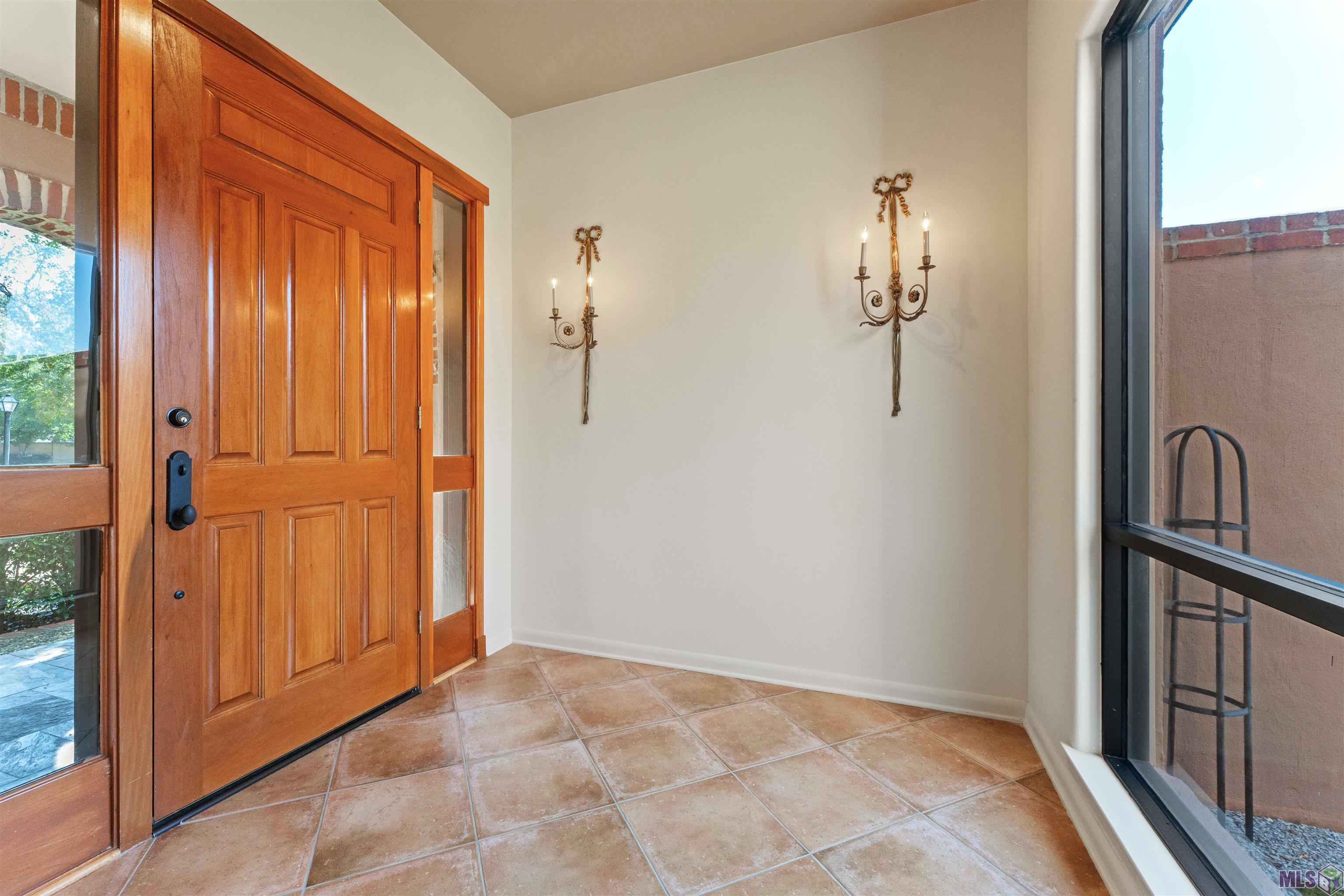 67 Jamestowne Court Baton Rouge, LA 70809 - Photo 8 of 34 Foyer