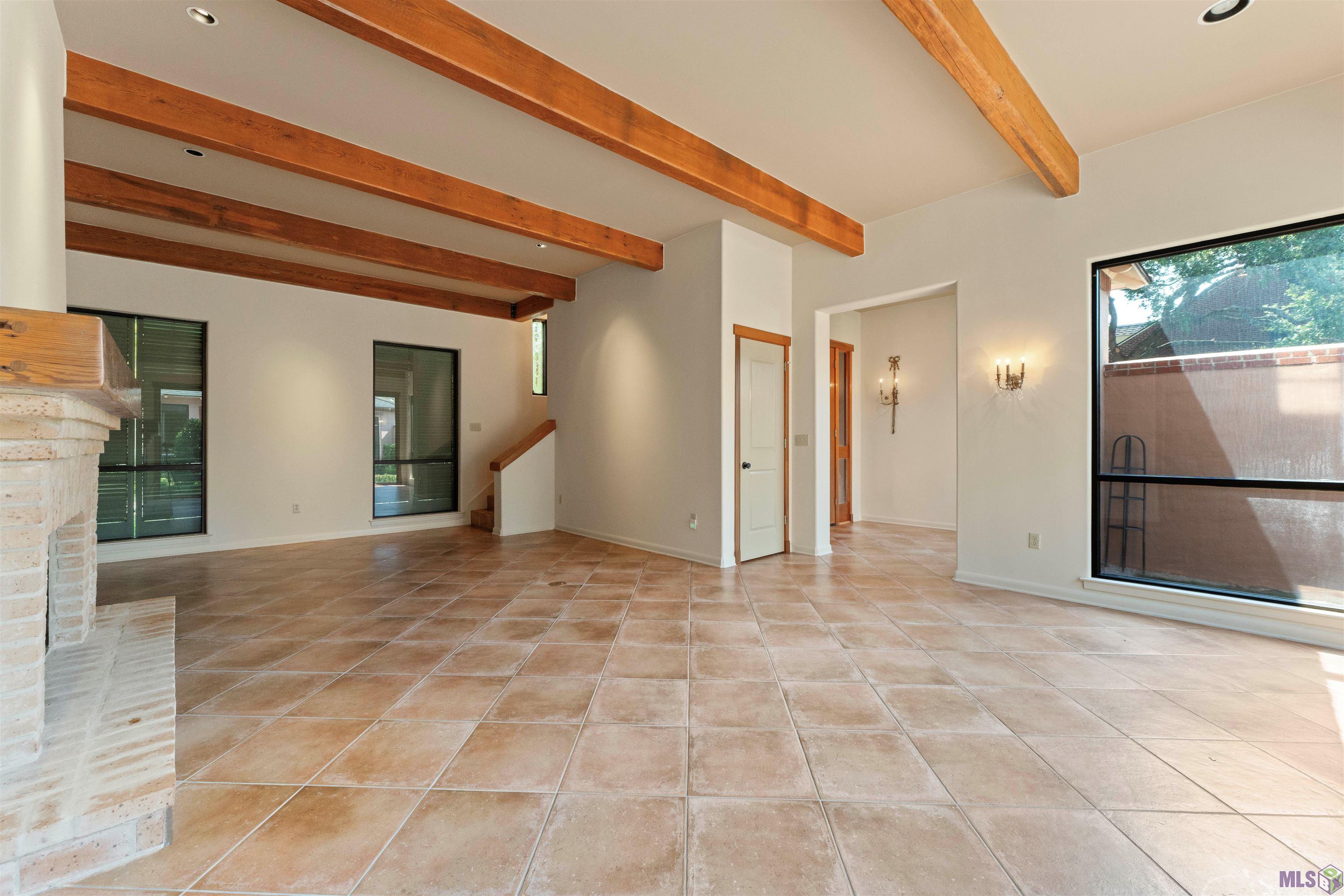 67 Jamestowne Court Baton Rouge, LA 70809 - Photo 9 of 34 Living Room into Foyer