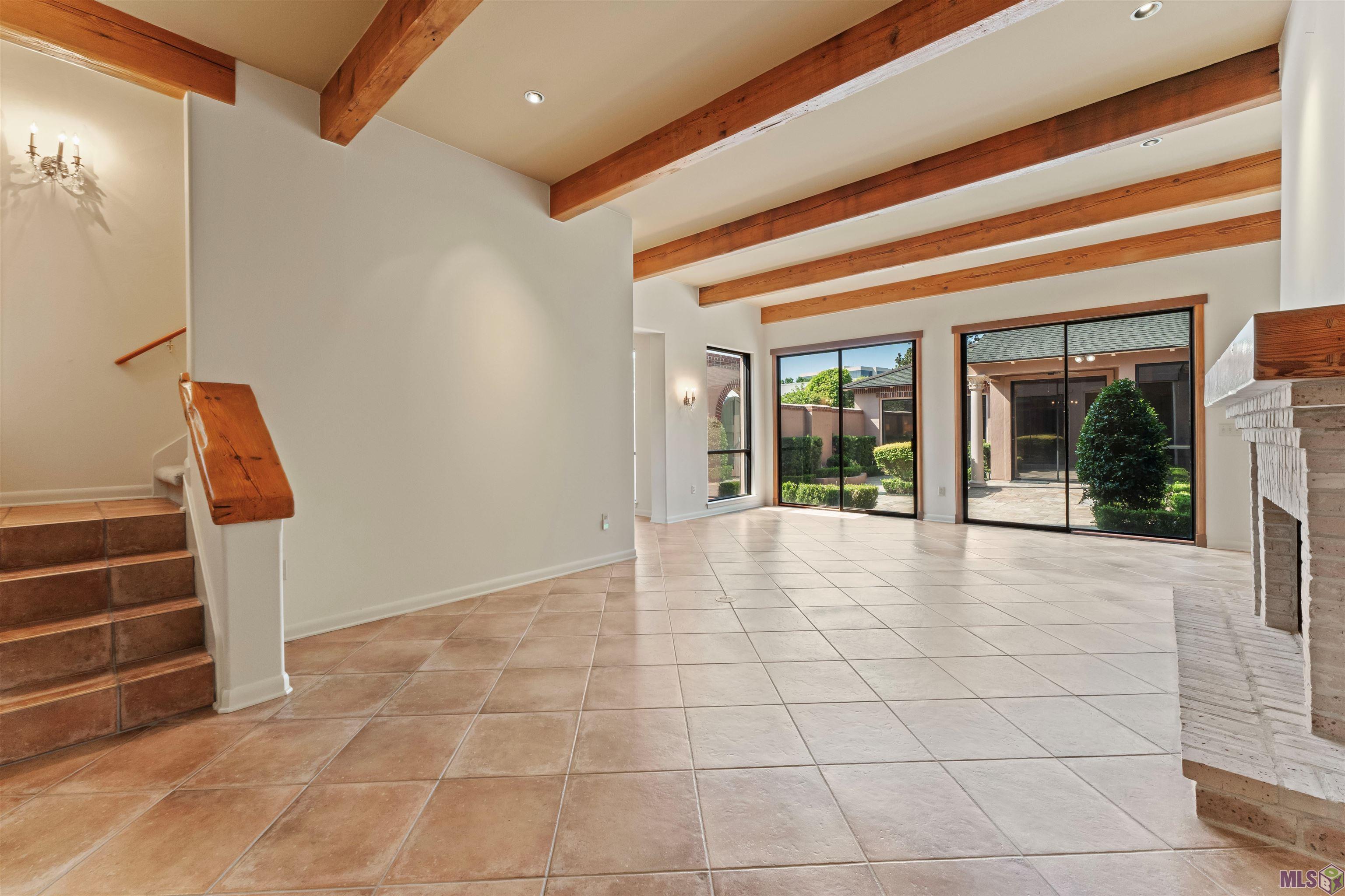 67 Jamestowne Court Baton Rouge, LA 70809 - Photo 10 of 34 Living Room