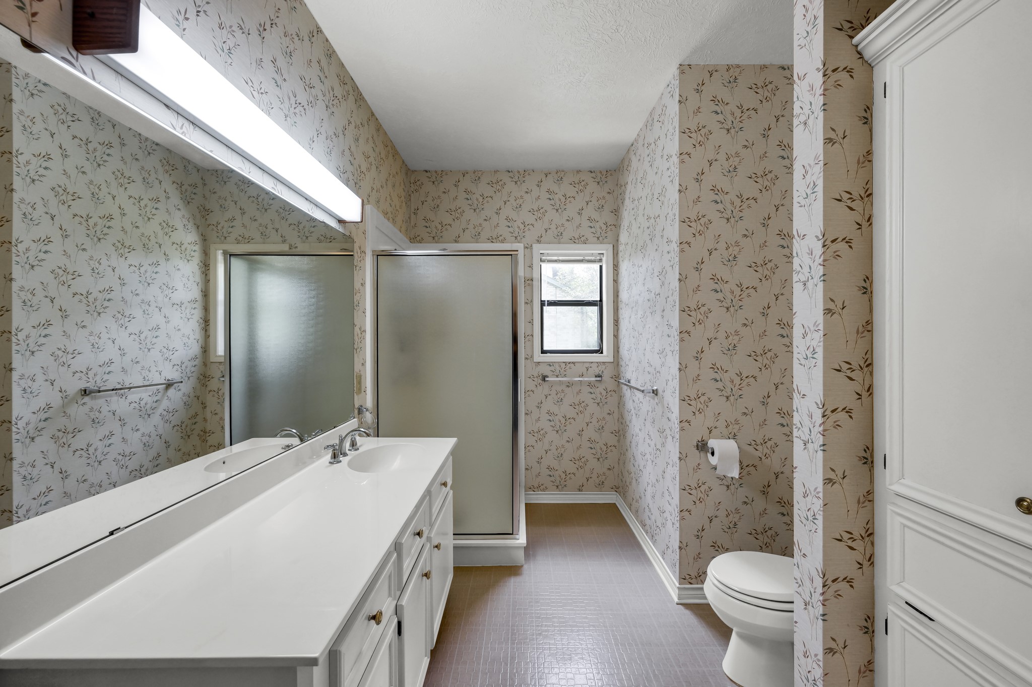 273 Augusta Drive Trinity, TX 75862 - Photo 12 of 21 Hall bathroom.