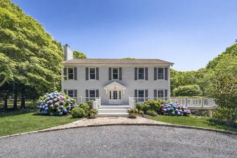 $3,590,000 | 344 Accabonac Road, East Hampton, NY 11937