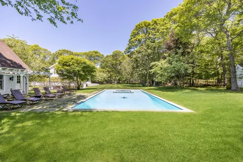 $3,590,000 | 344 Accabonac Road, East Hampton, NY 11937