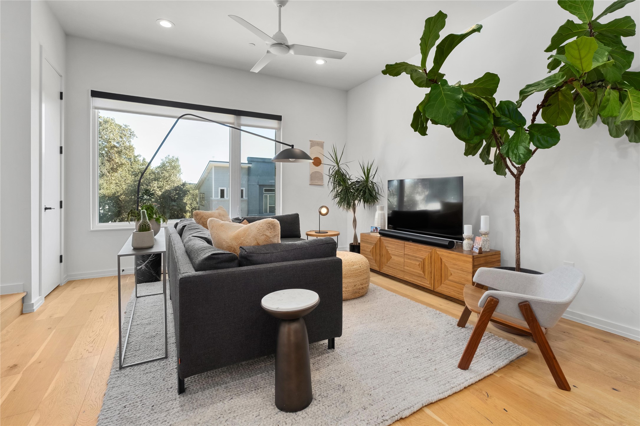 410 West Alpine Road, Unit 10 Austin, TX 78704 - Photo 5 of 31 a living room with furniture potted plant and a flat screen tv