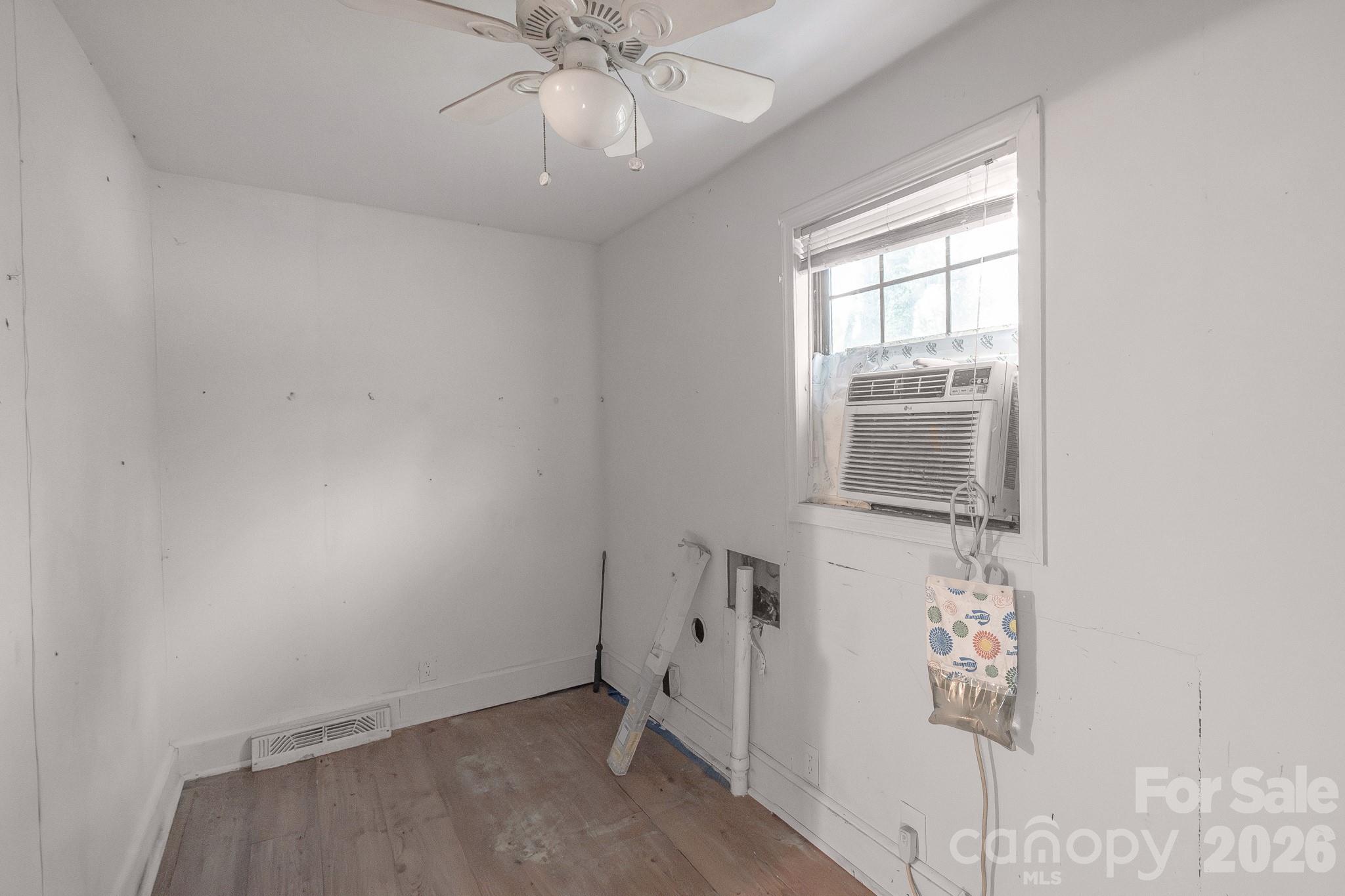 4430 West Tyvola Road Charlotte, NC 28208 - Photo 16 of 33 an empty room with windows