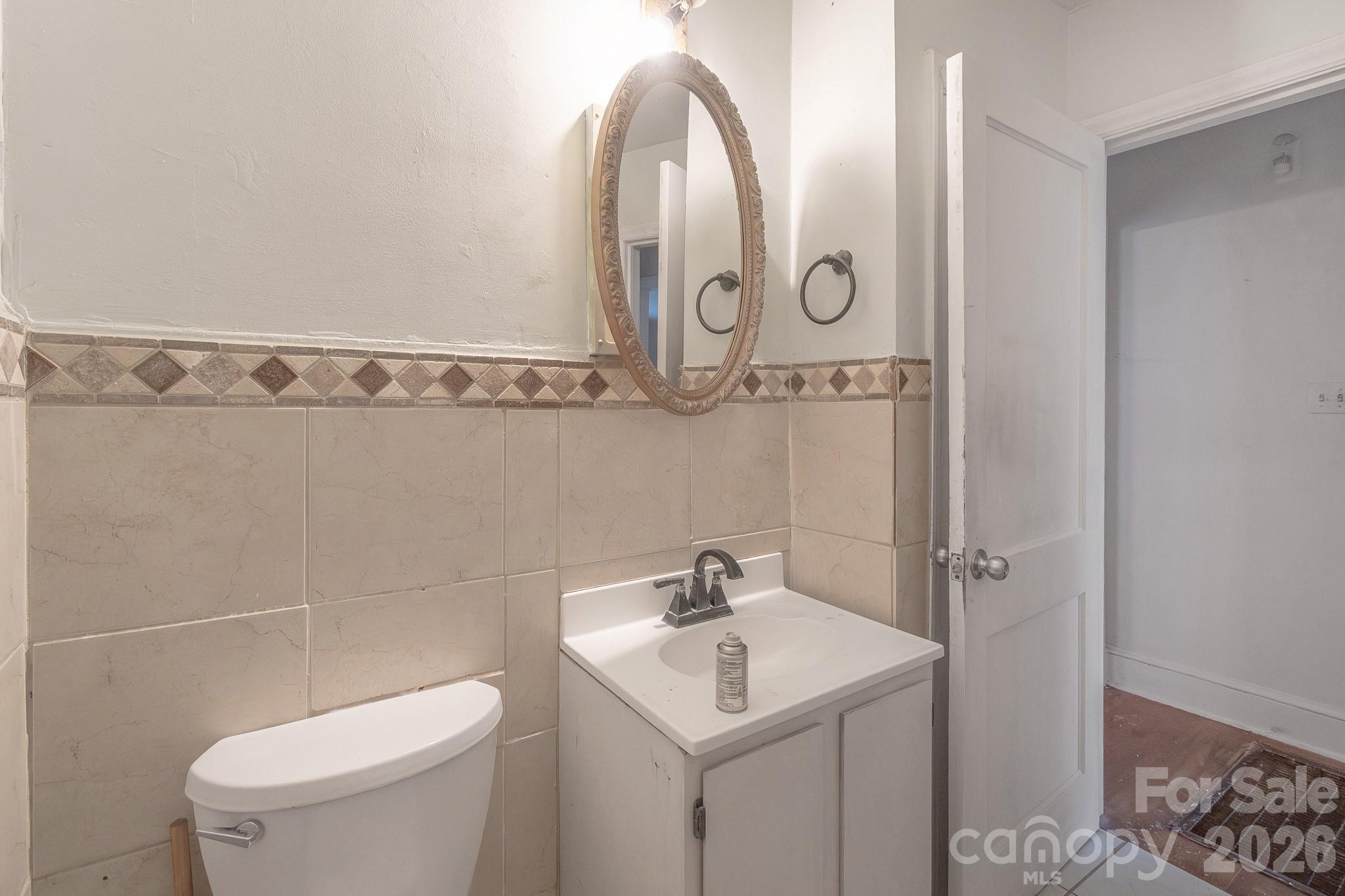 4430 West Tyvola Road Charlotte, NC 28208 - Photo 27 of 33 a bathroom with a toilet sink and mirror