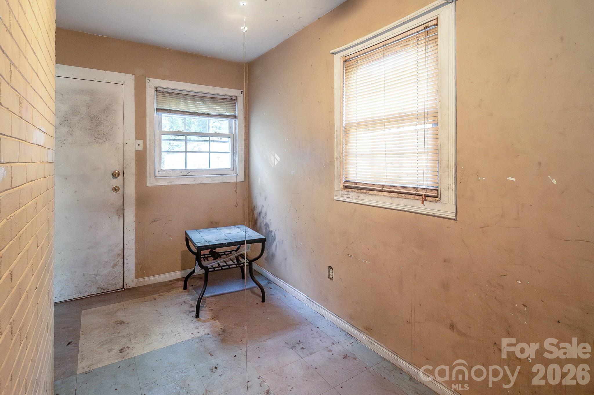 4430 West Tyvola Road Charlotte, NC 28208 - Photo 6 of 33 a small room with a window