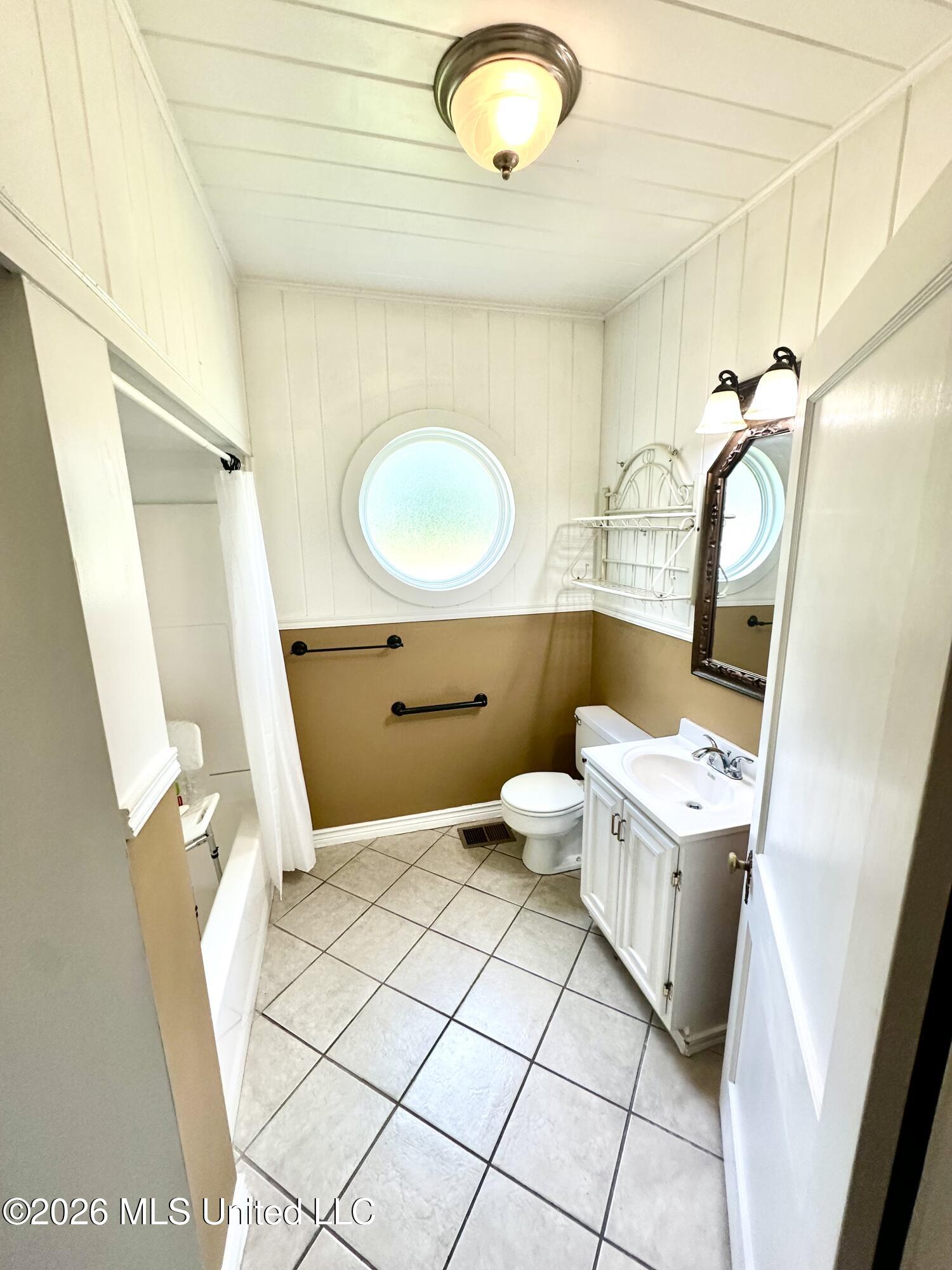 512 West Minnesota Street Brookhaven, MS 39601 - Photo 7 of 19 Hall bath