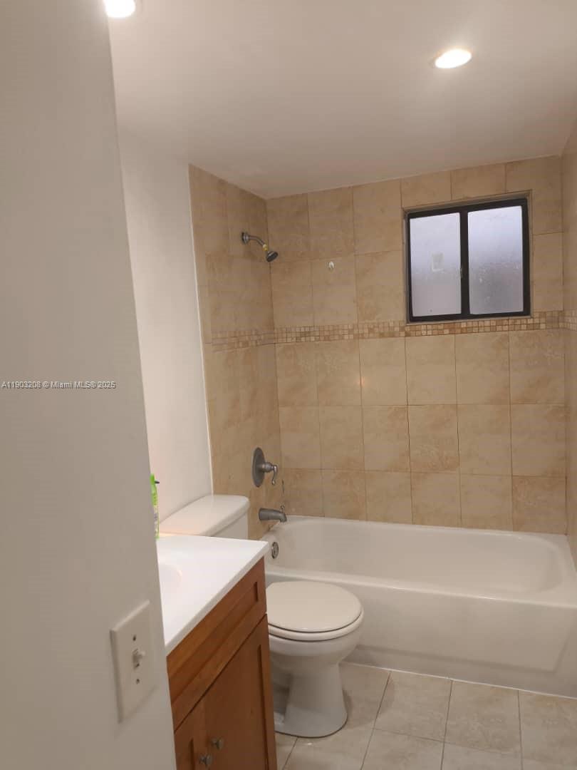 8650 Southwest 133rd Avenue Road, Unit 208 Miami, FL 33183 - Photo 8 of 10 a bathroom with a toilet a sink and bathtub