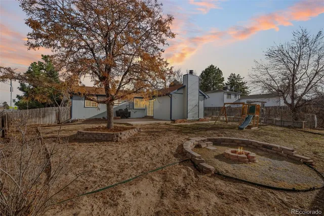 a view of a yard with a house
