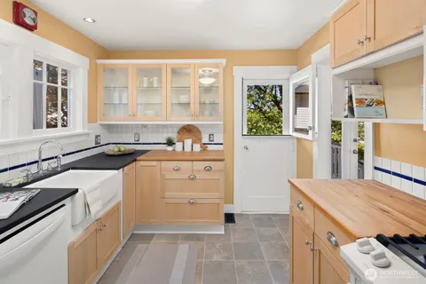 $975,000 | 2580 5th Avenue West, Seattle, WA 98119