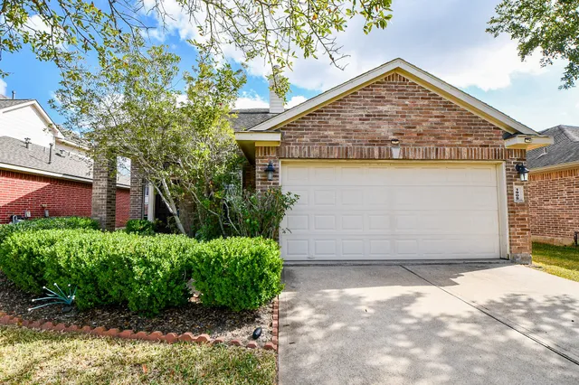 $1,960 | 1905 Creek Run Drive, Pearland, TX 77584