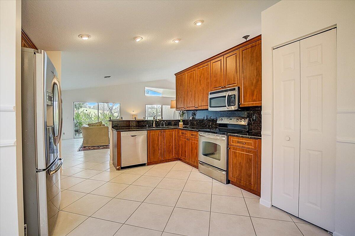 6581 Sun River Road Boynton Beach, FL 33437 - Photo 11 of 56 KITCHEN