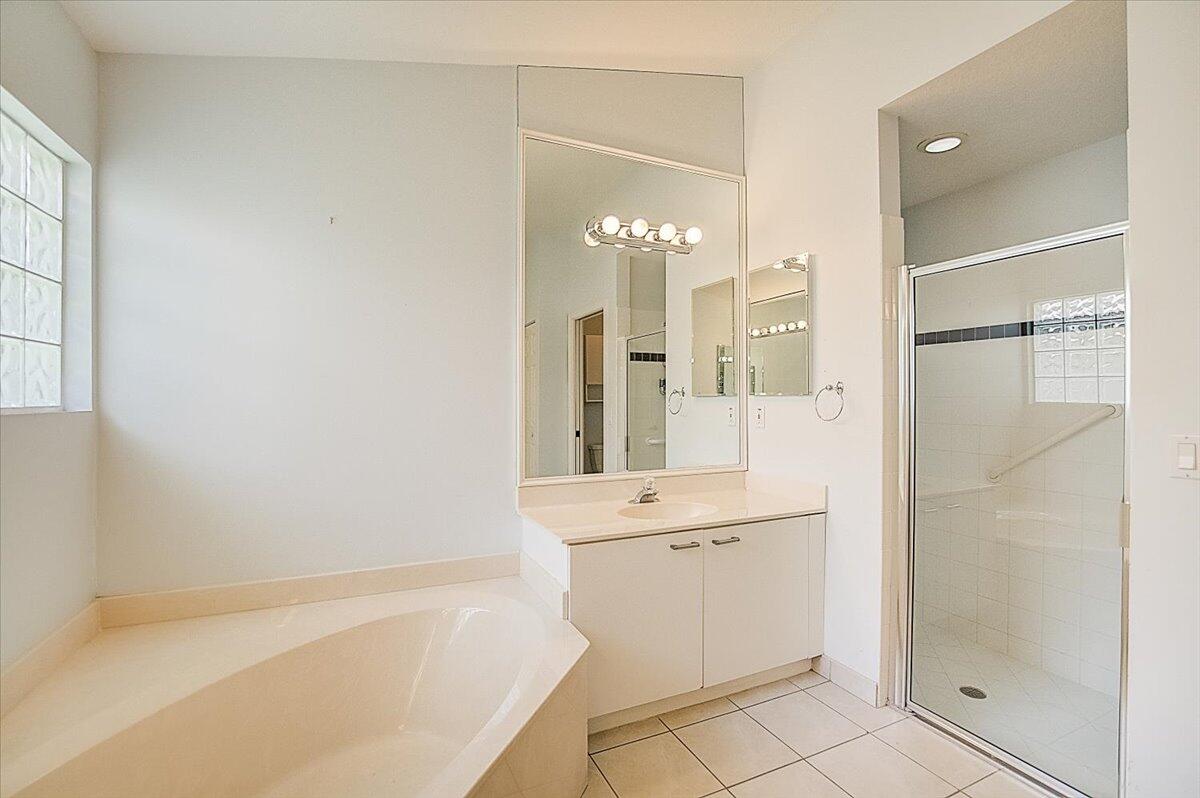 6581 Sun River Road Boynton Beach, FL 33437 - Photo 22 of 56 MAIN BATHROOM
