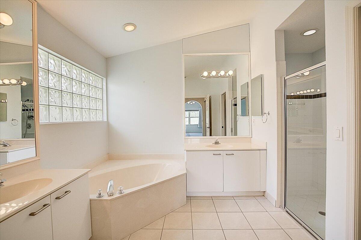 6581 Sun River Road Boynton Beach, FL 33437 - Photo 23 of 56 MAIN BATHROOM