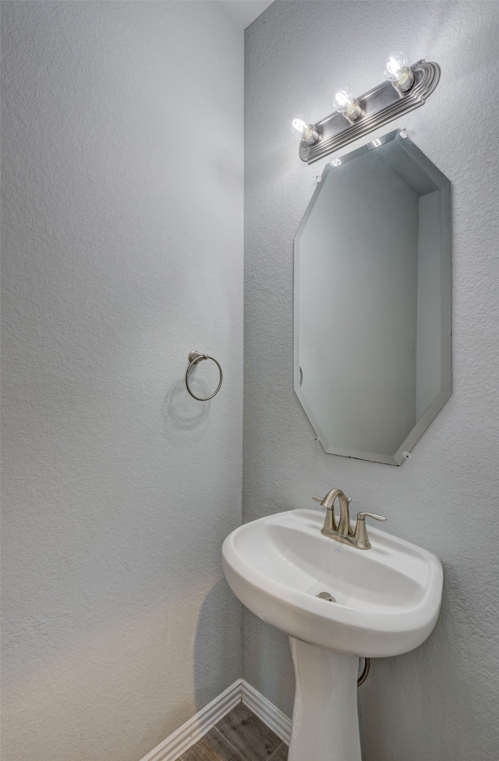 23421 Vineyard Drive Alvin, TX 77511 - Photo 20 of 32 a bathroom with a sink a mirror and vanity