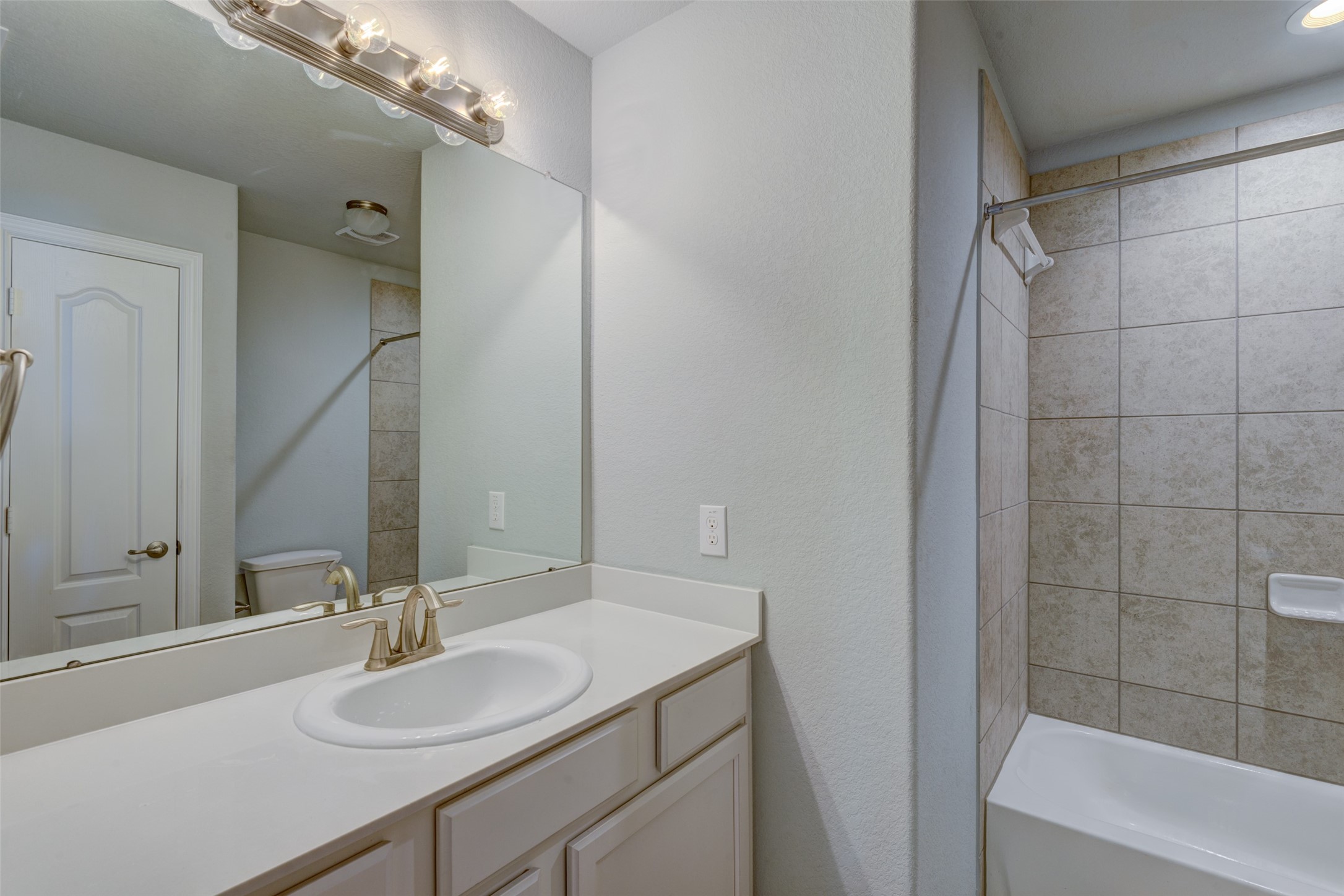 23421 Vineyard Drive Alvin, TX 77511 - Photo 24 of 32 a bathroom with a sink and a mirror
