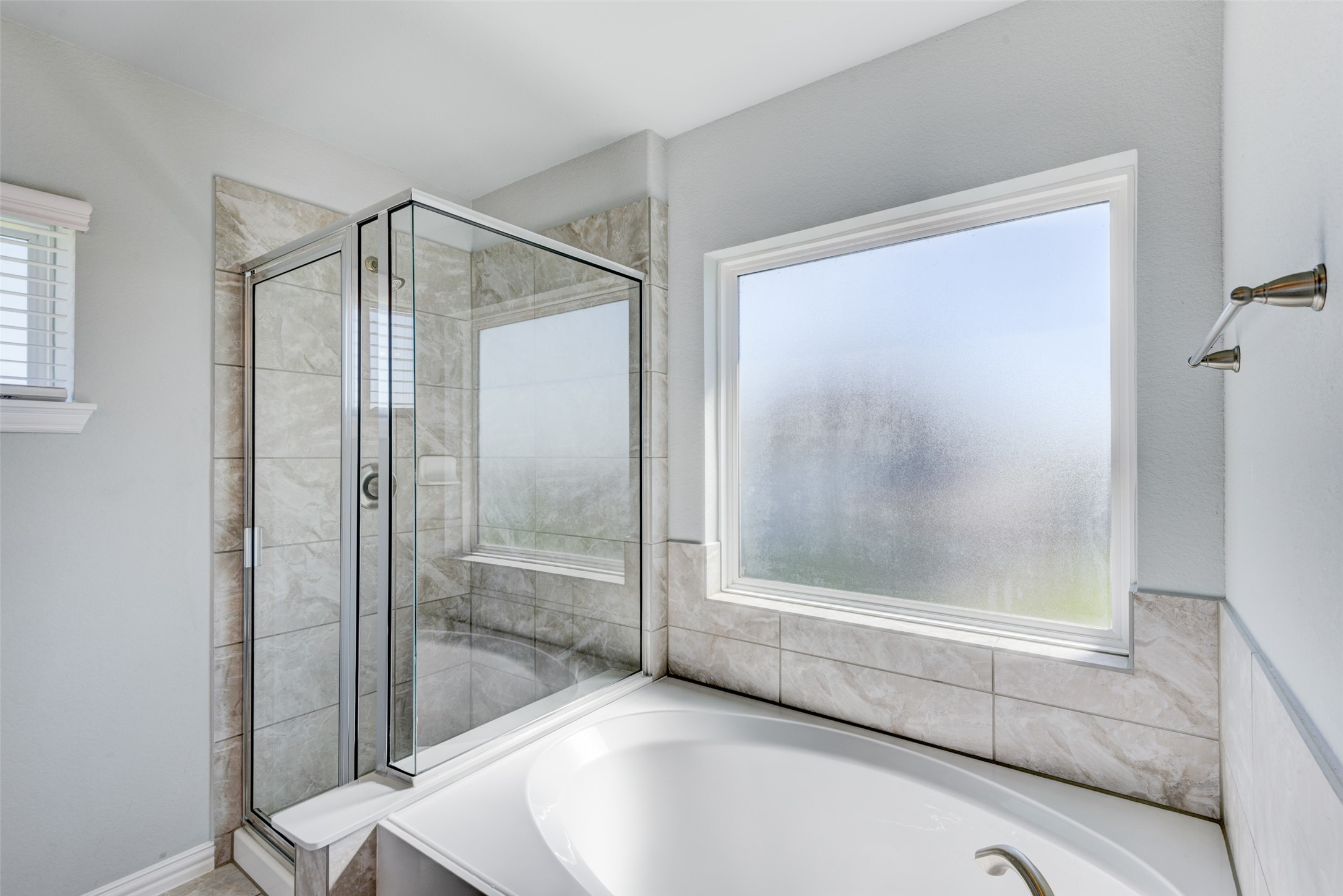 23421 Vineyard Drive Alvin, TX 77511 - Photo 28 of 32 a bathroom with a bathtub and a shower