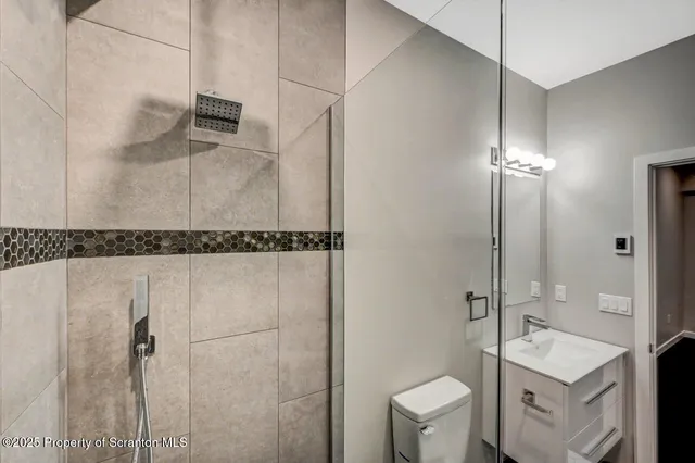 $2,900 | 633 Main Street, Dickson City, PA 18519