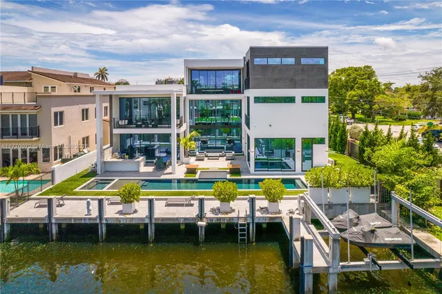 a large kitchen with kitchen island a large window in it